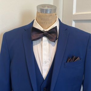 Self tie bowtie with matching pocket square adjustable